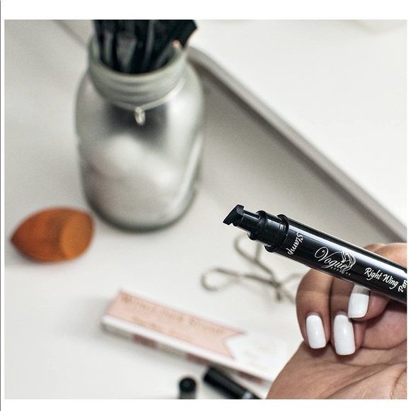 💋2/$20💋 Winged Eyeliner Stamp in Midnight Black - Picture 4 of 7